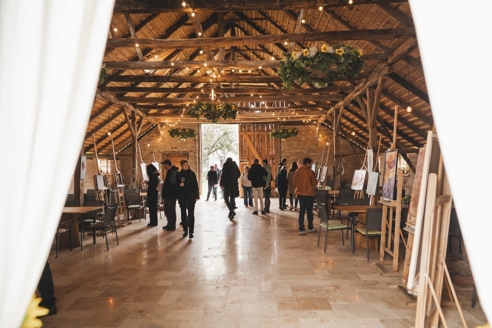 Vizitatori la expoziția din Șură