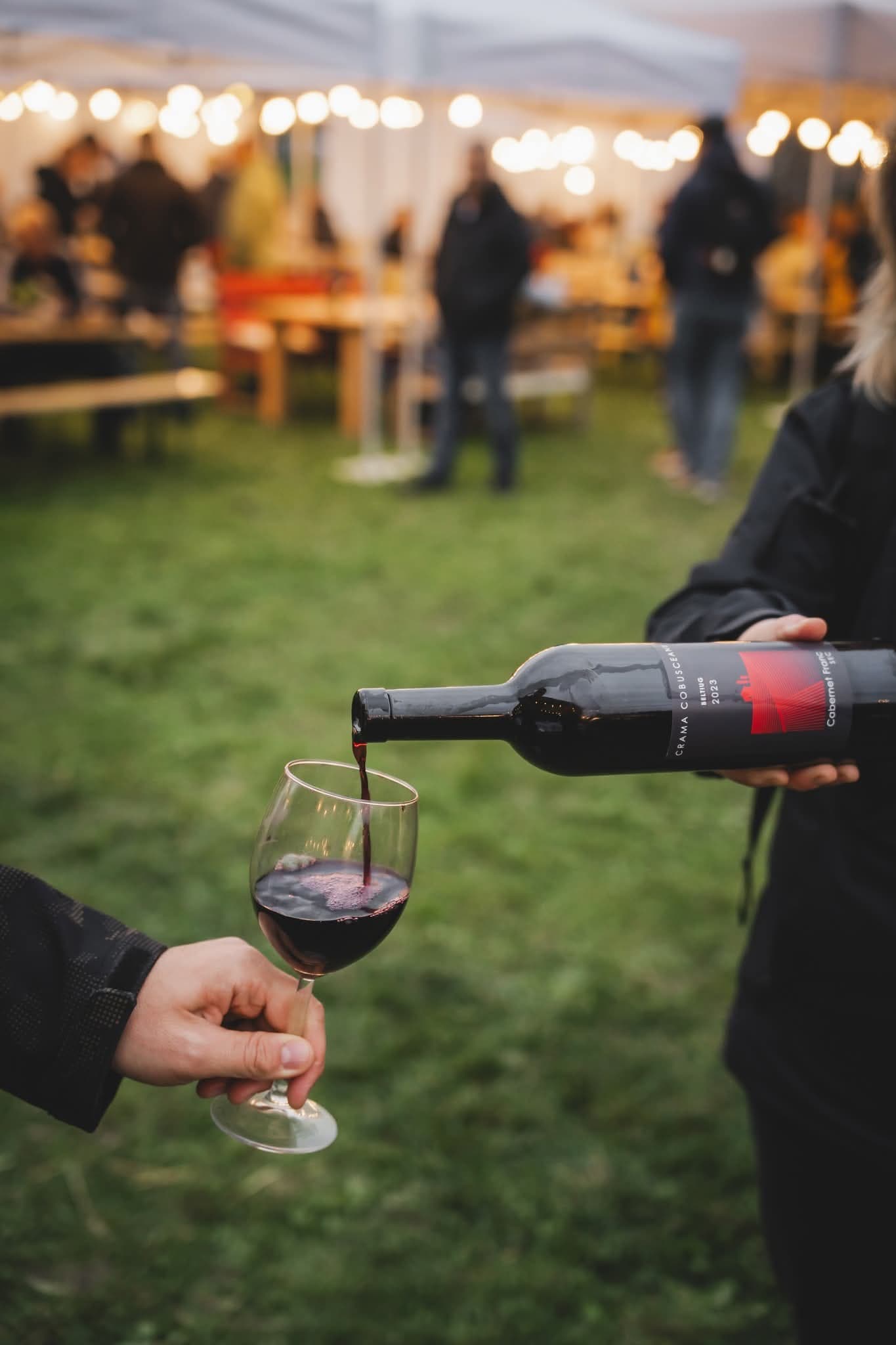 Vin roșu turnat într-un pahar