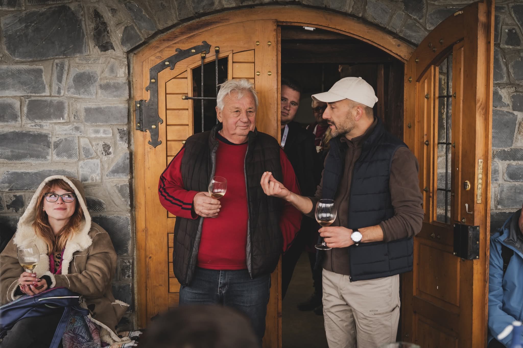 Conversații la intrarea într-o cramă
