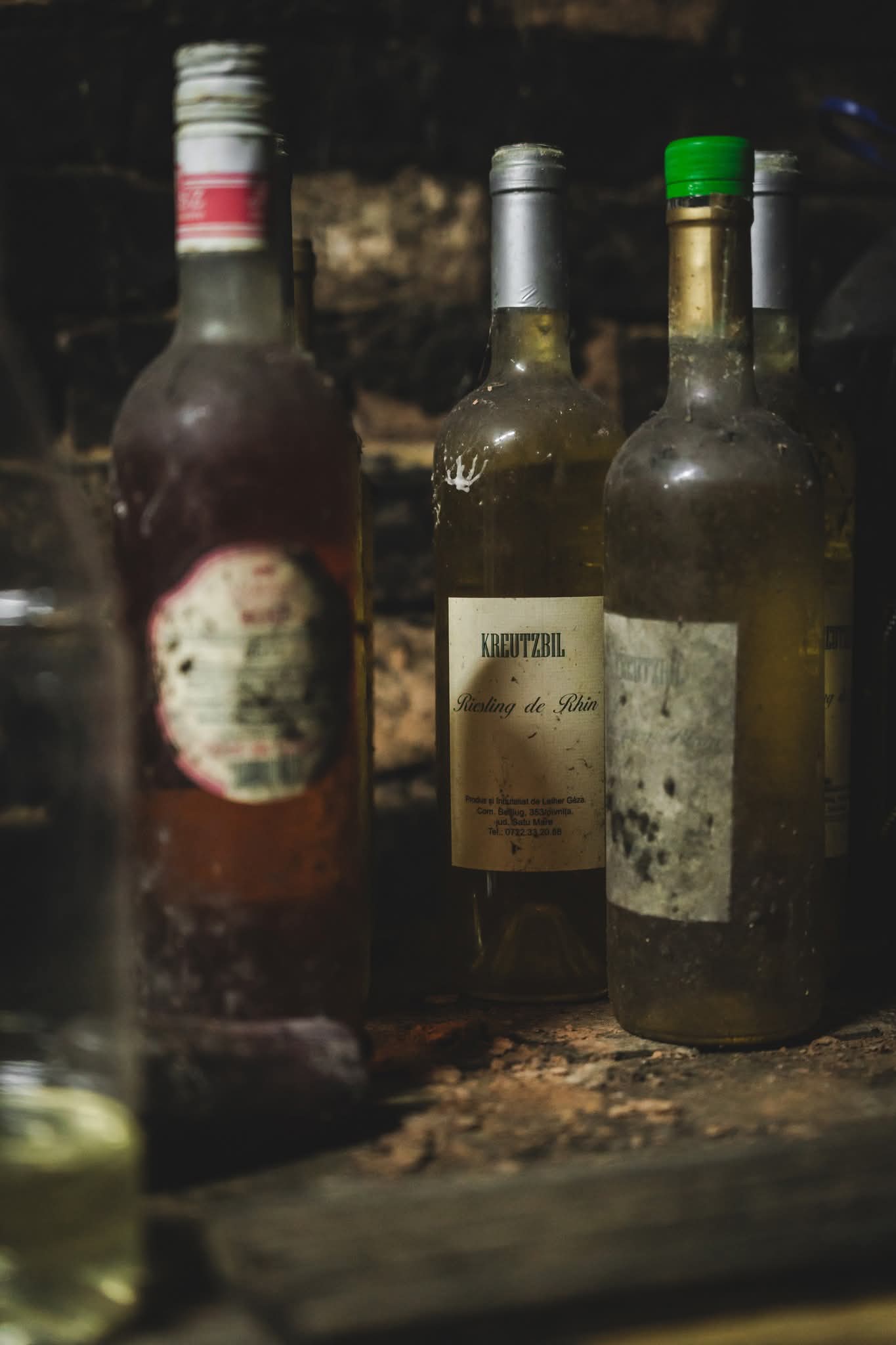 Sticle de vin păstrate în cramă