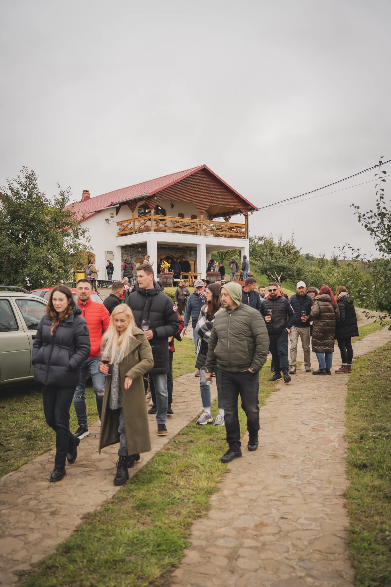 Participanți pe aleea din fața cramei