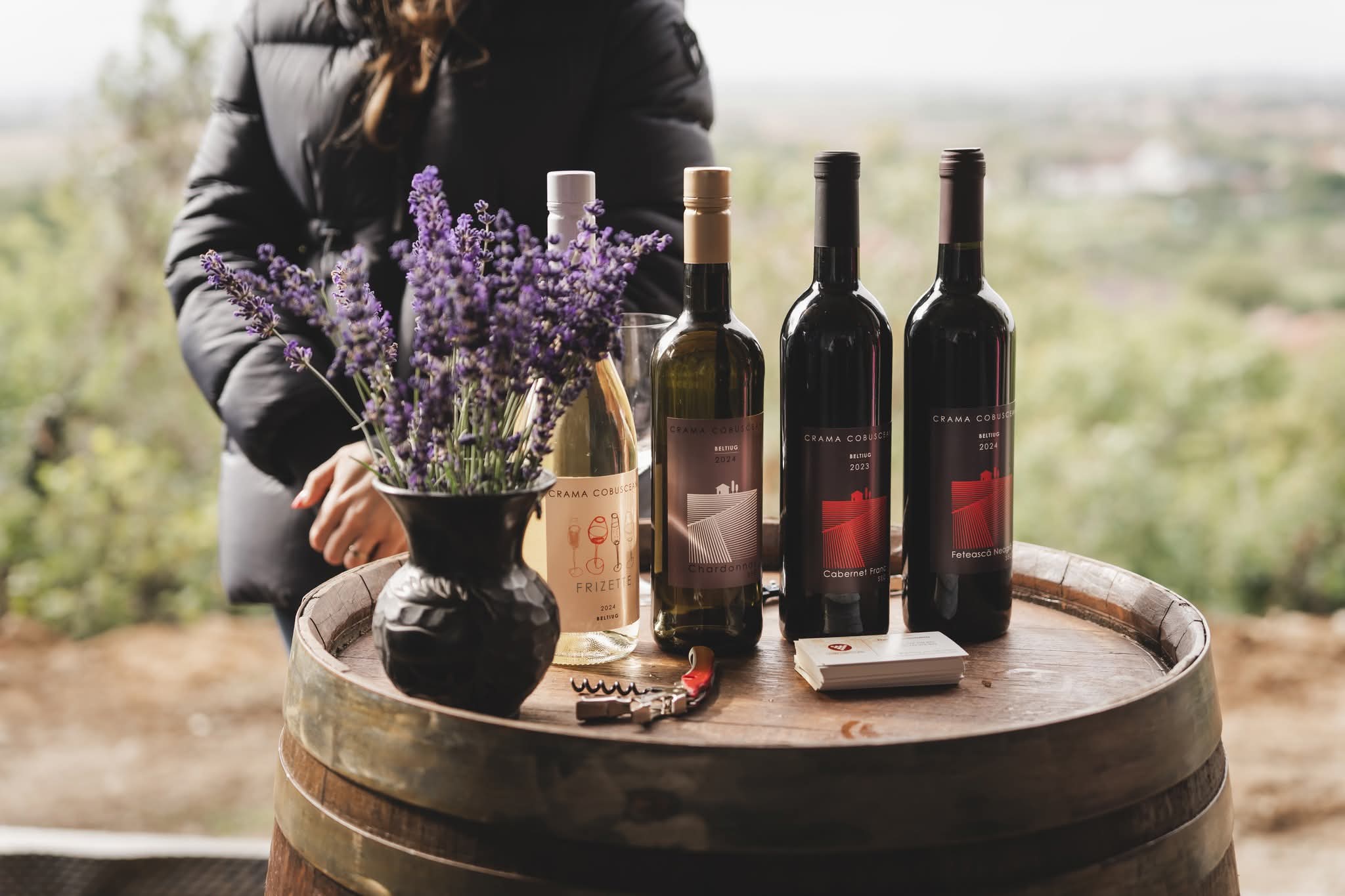 Sticle de vin și flori pe un butoi