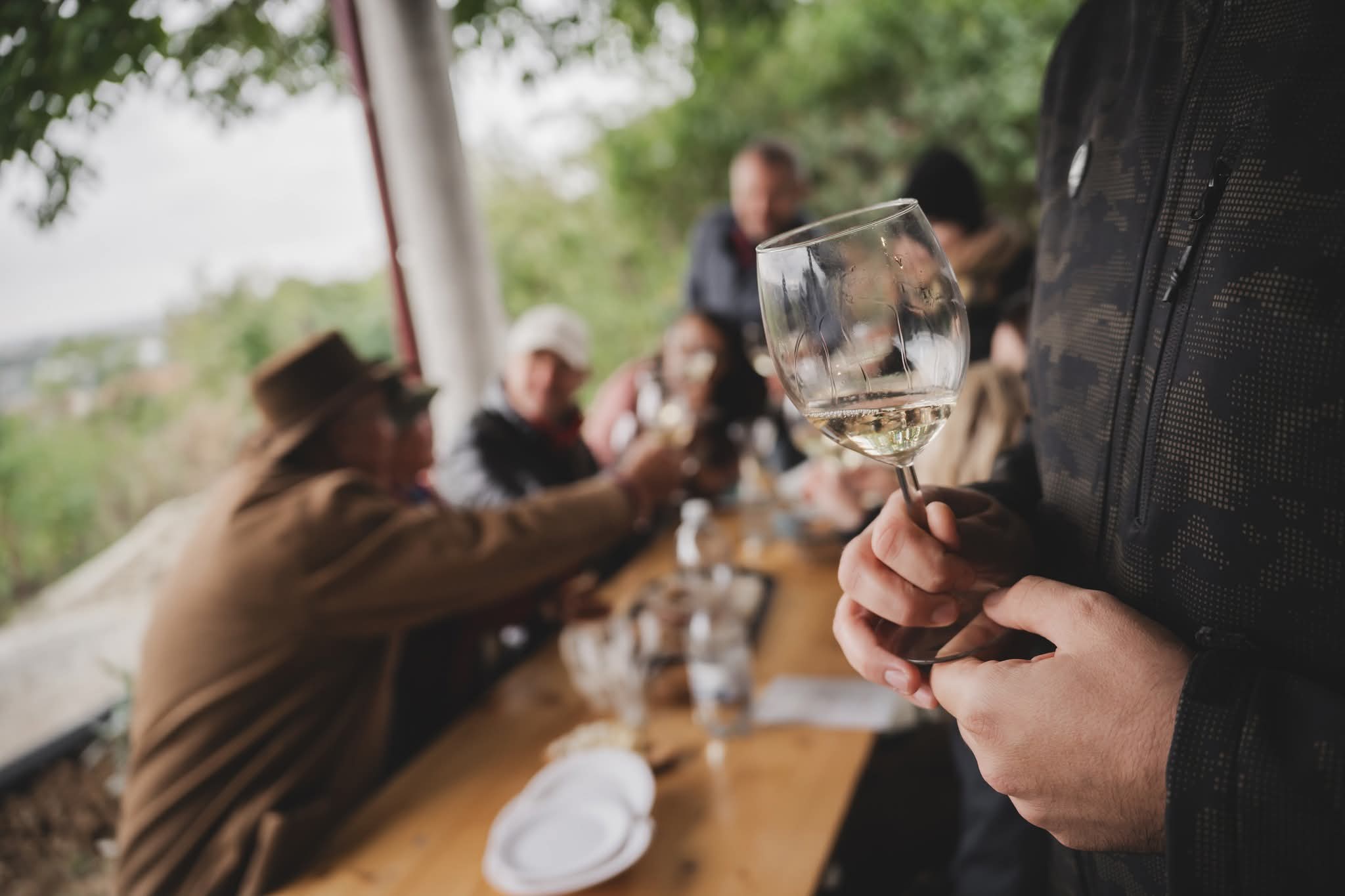 Pahar de vin alb la o degustare