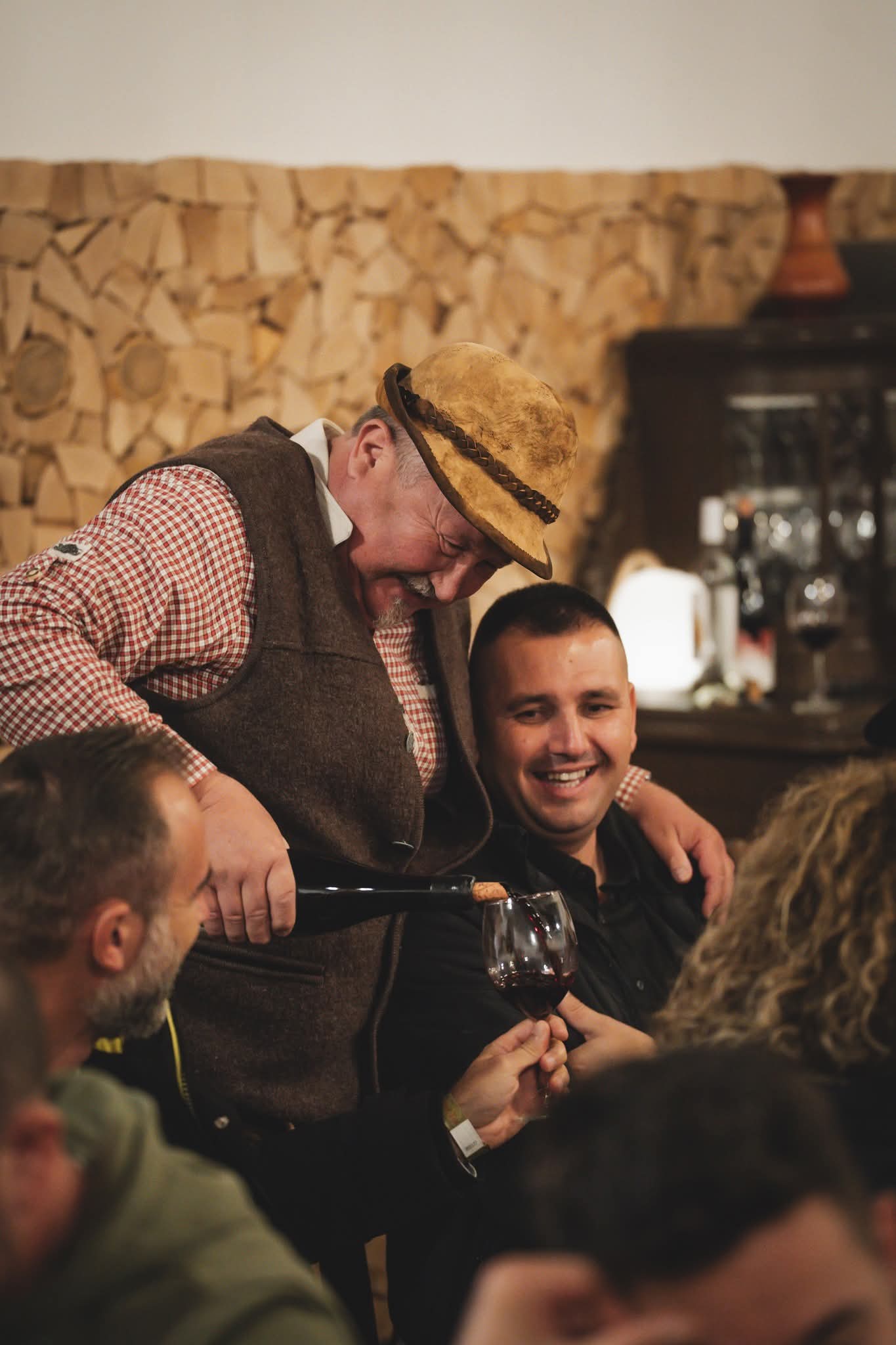 Vin turnat în pahare la masa de degustare